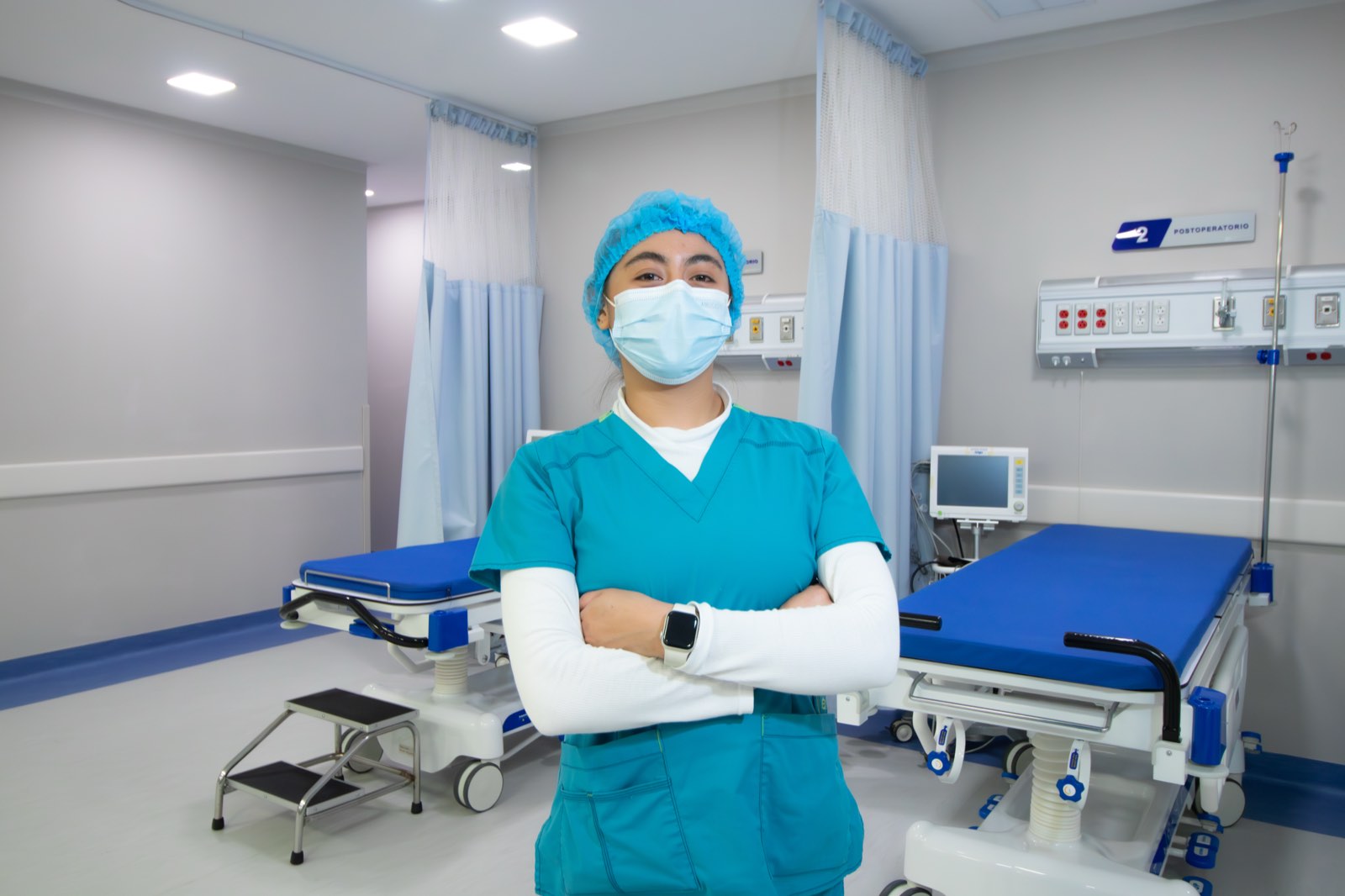 Enfermera de 50 Doctors en el área de recuperación postoperatoria