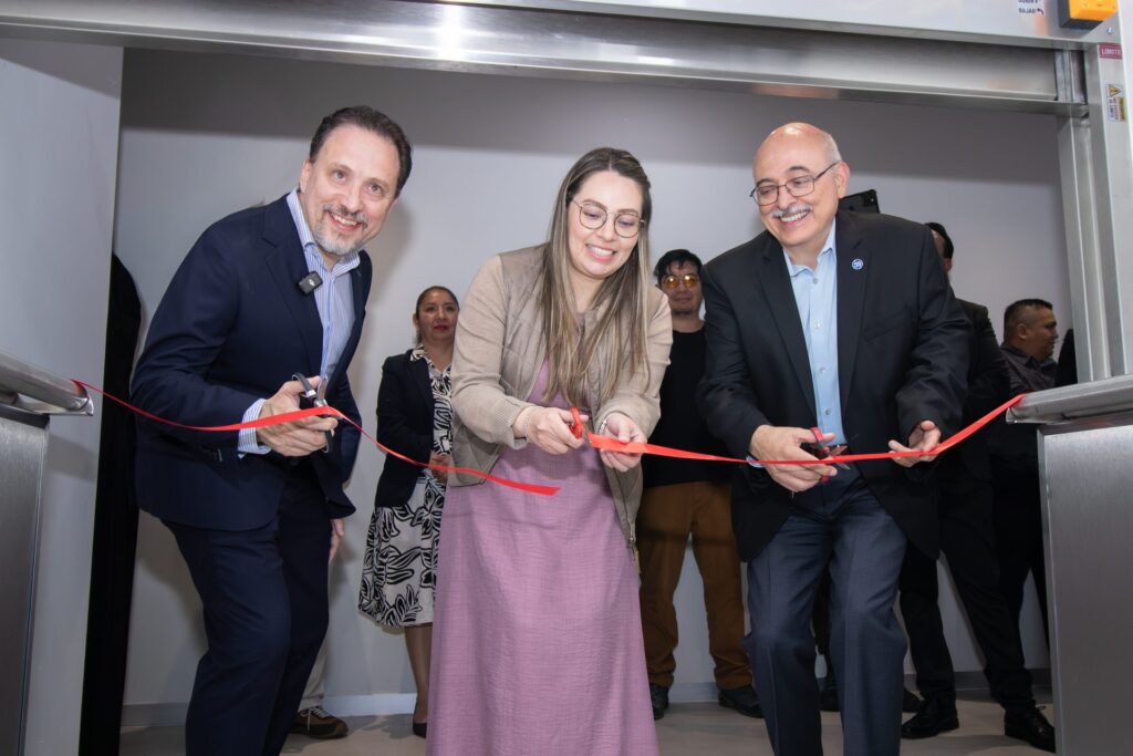 Corte de listón de la inauguración del Hospital del Corazón by 50 Doctors