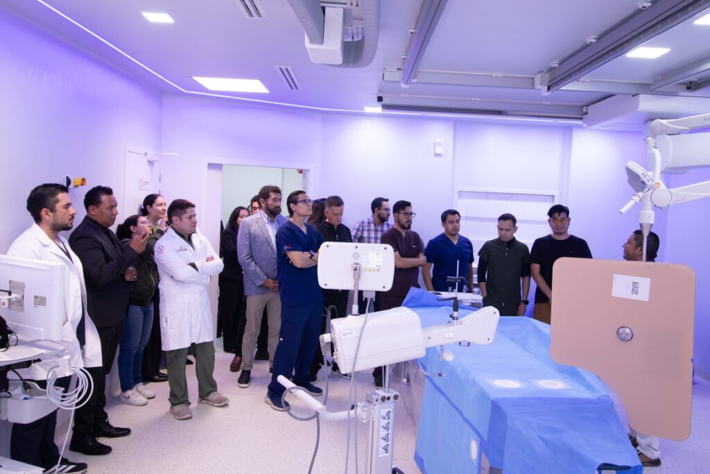 Personal médico conoce el equipamiento de la nueva sala de hemodinamia