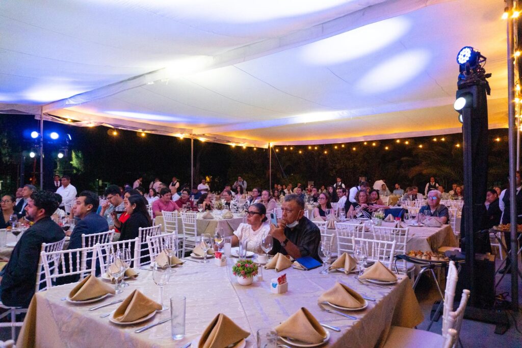 Invitados durante la presentación de los avances del hospital en Tehuacán